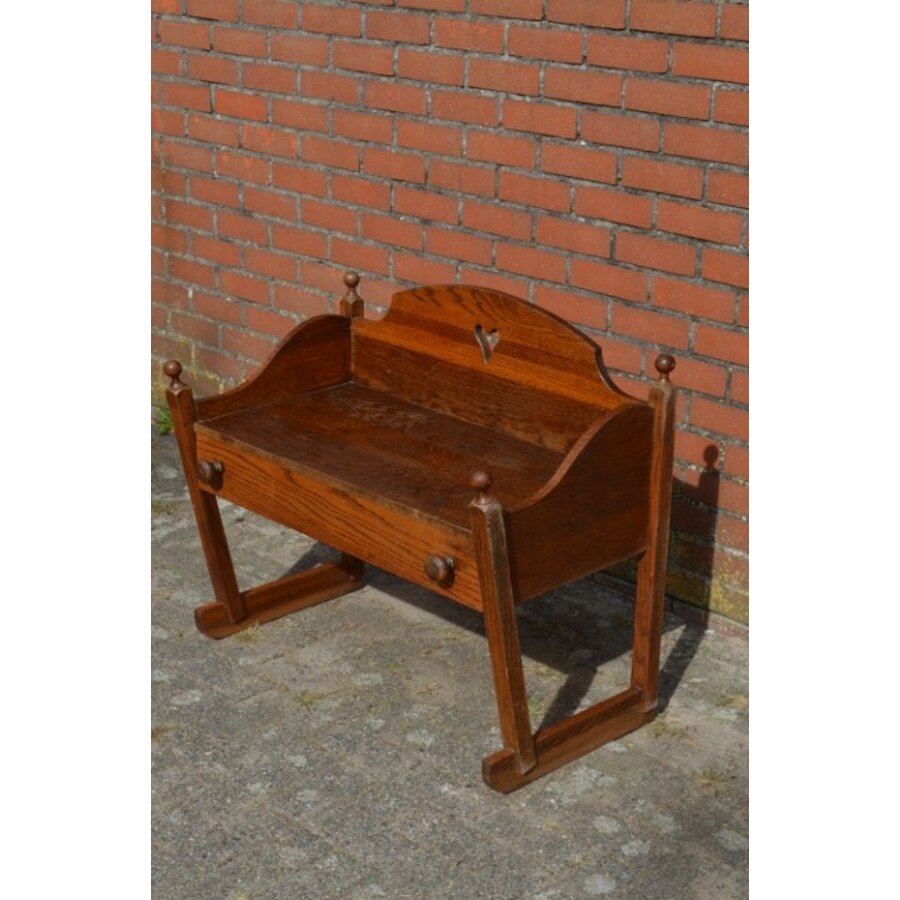 Donker eiken kastje op sledelatten-2
