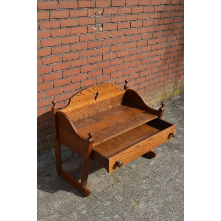 Donker eiken kastje op sledelatten-5