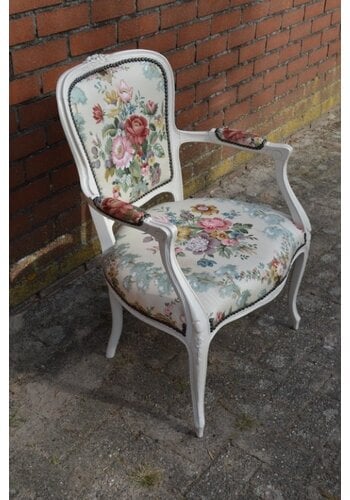 Barok armfauteuiltje met bloemenstof 