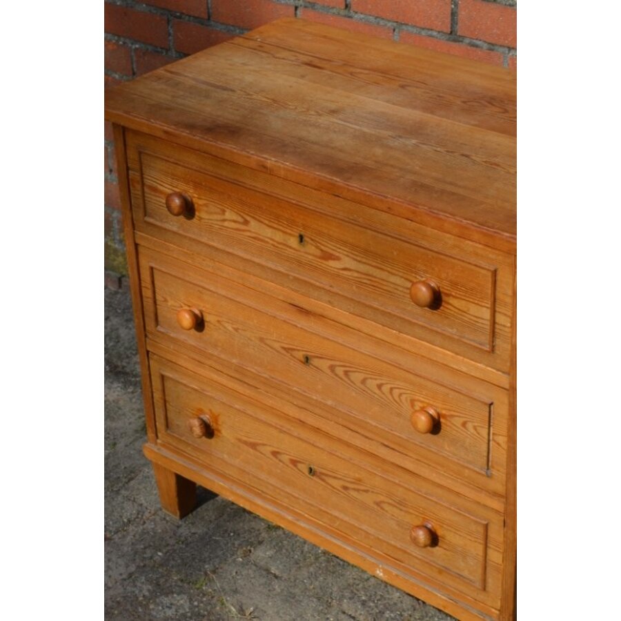 Geleefd grenen commode kastje met houten knoppen-4