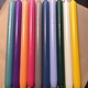 Een pakketje met 10 kaarsen in  10 verschillende kleuren