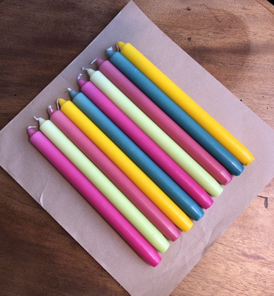 A package with 10 candles in colours that light up your summer