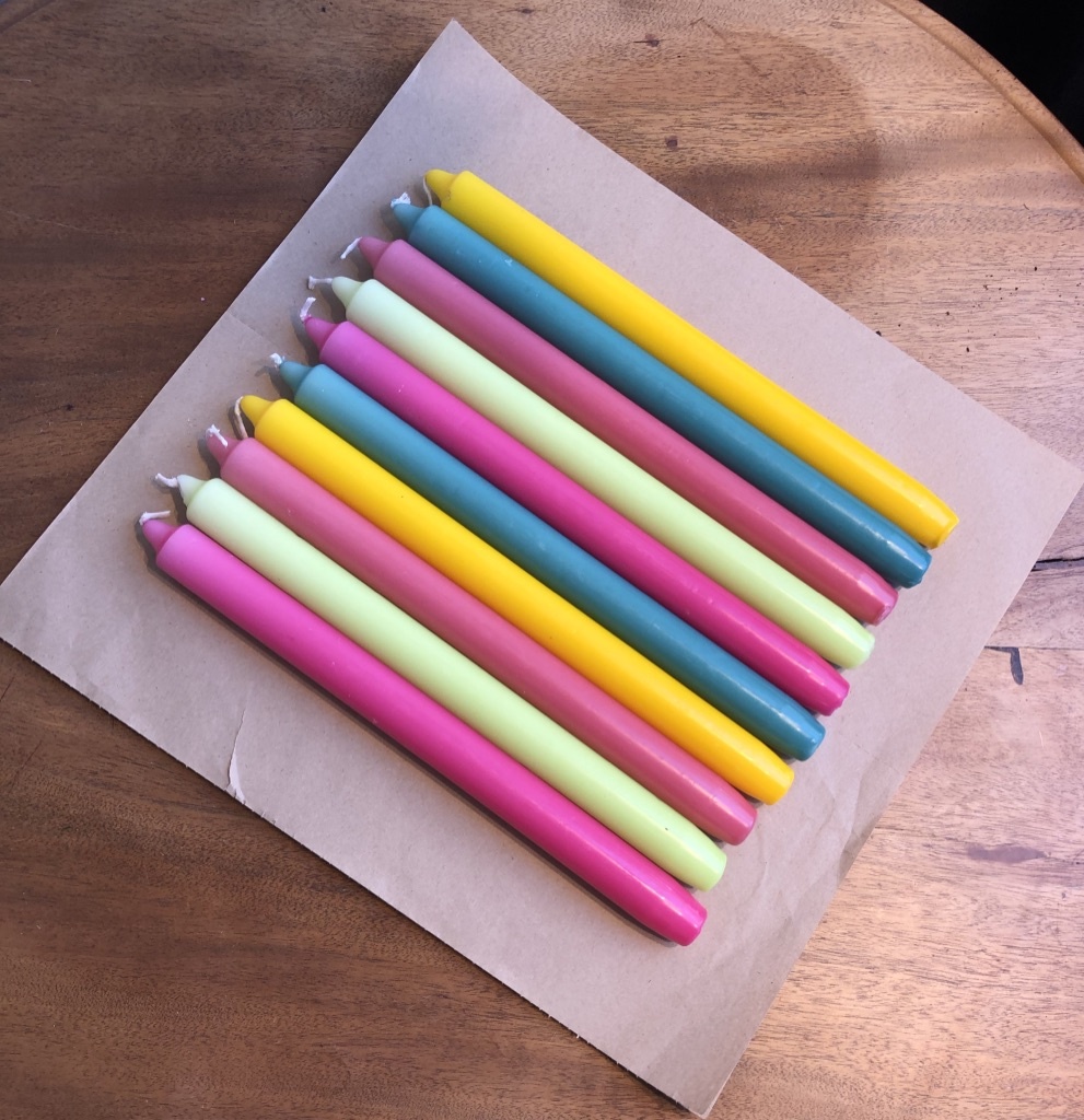 A package with 10 candles in colours that light up your summer