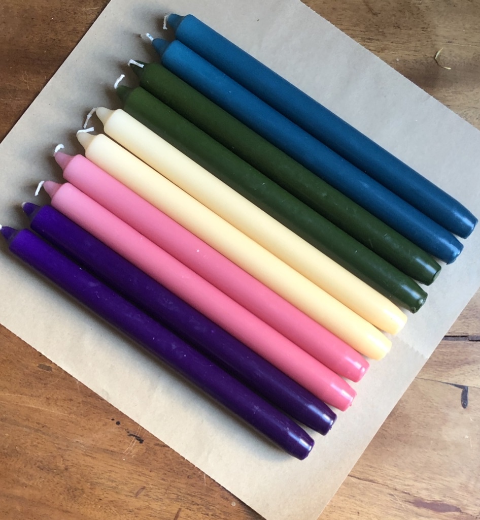 Een pakketje met 10 kaarsen met de eigen kleuren van Hart & Anders