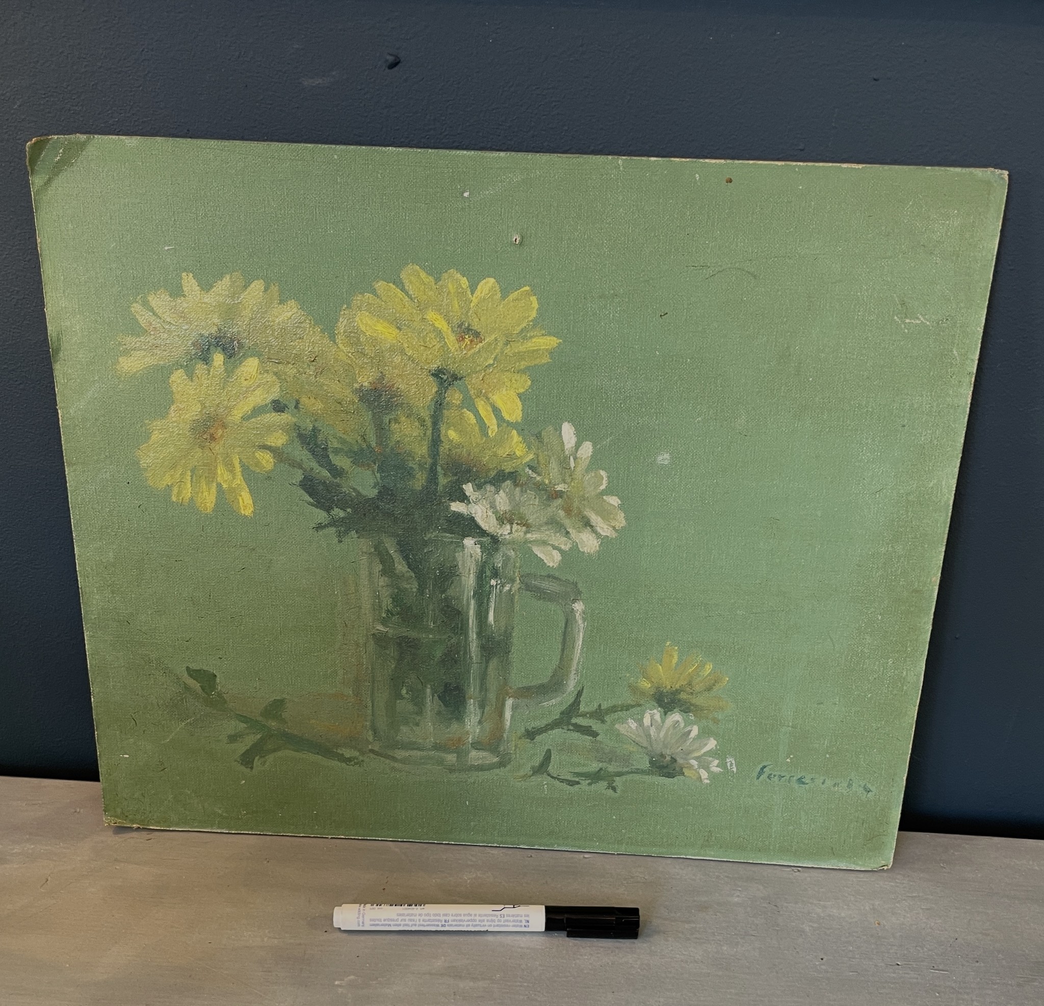 Schilderij van bloemen in glazen bierpul