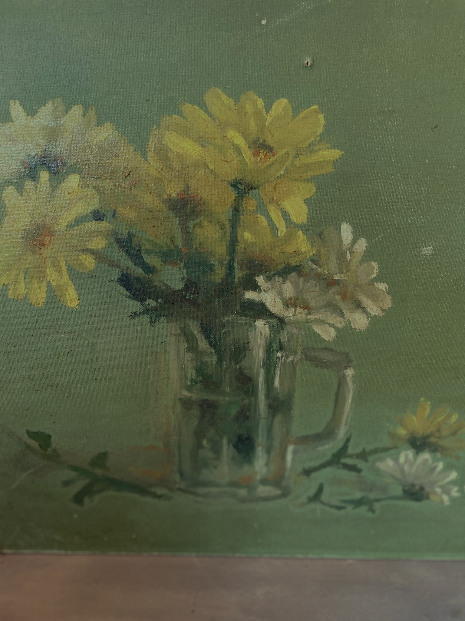 Schilderij van bloemen in glazen bierpul