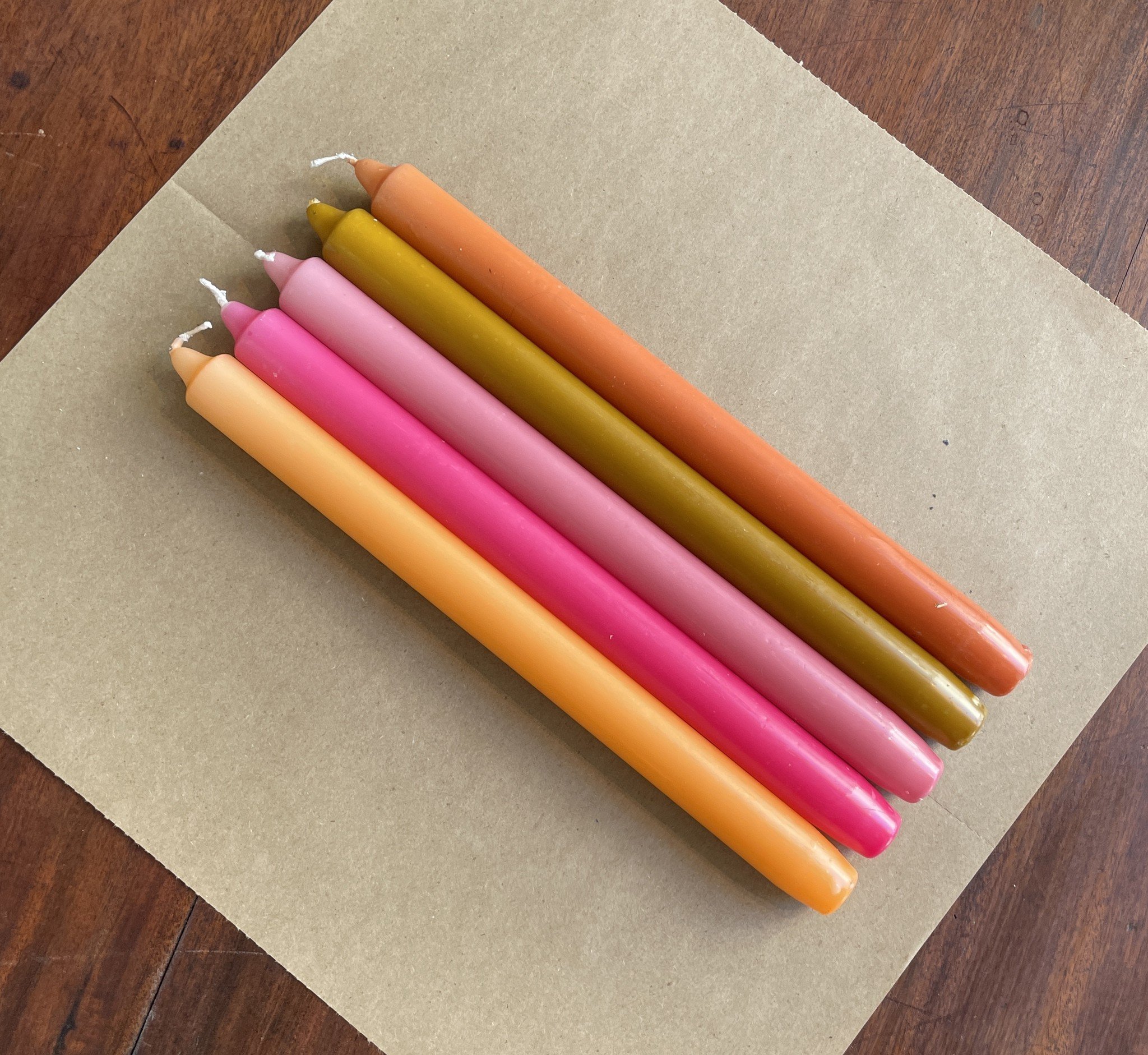 Een pakketje met 10 gekleurde kaarsen die je doen denken aan zomer in de herfst