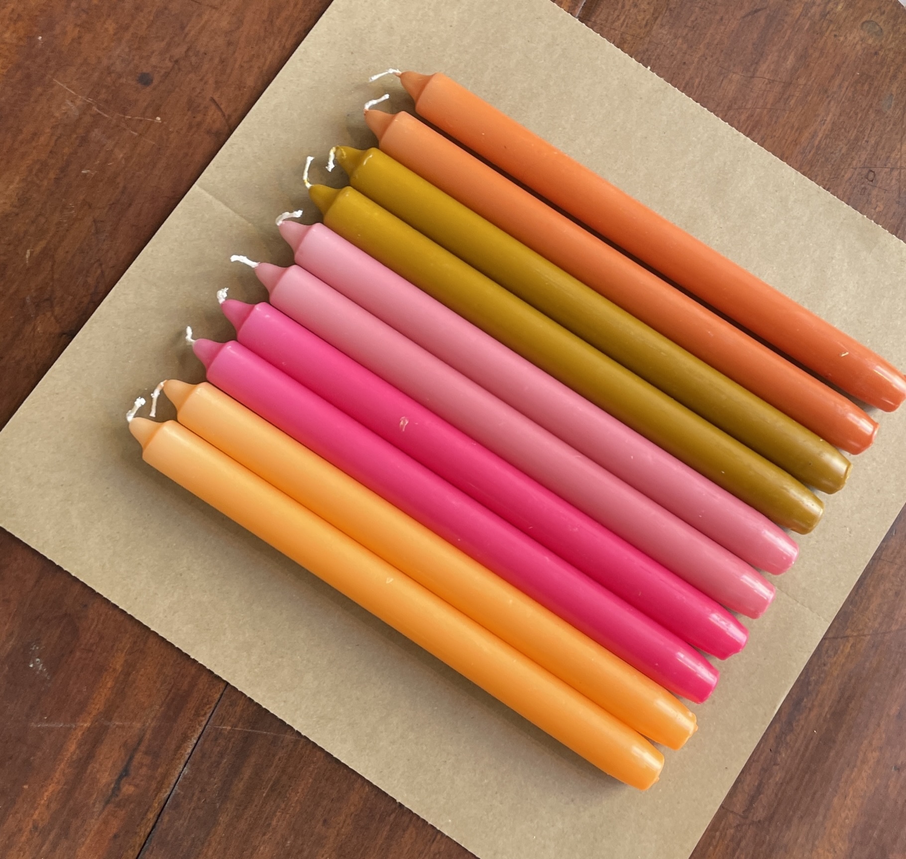 Een pakketje met 10 gekleurde kaarsen die je doen denken aan zomer in de herfst
