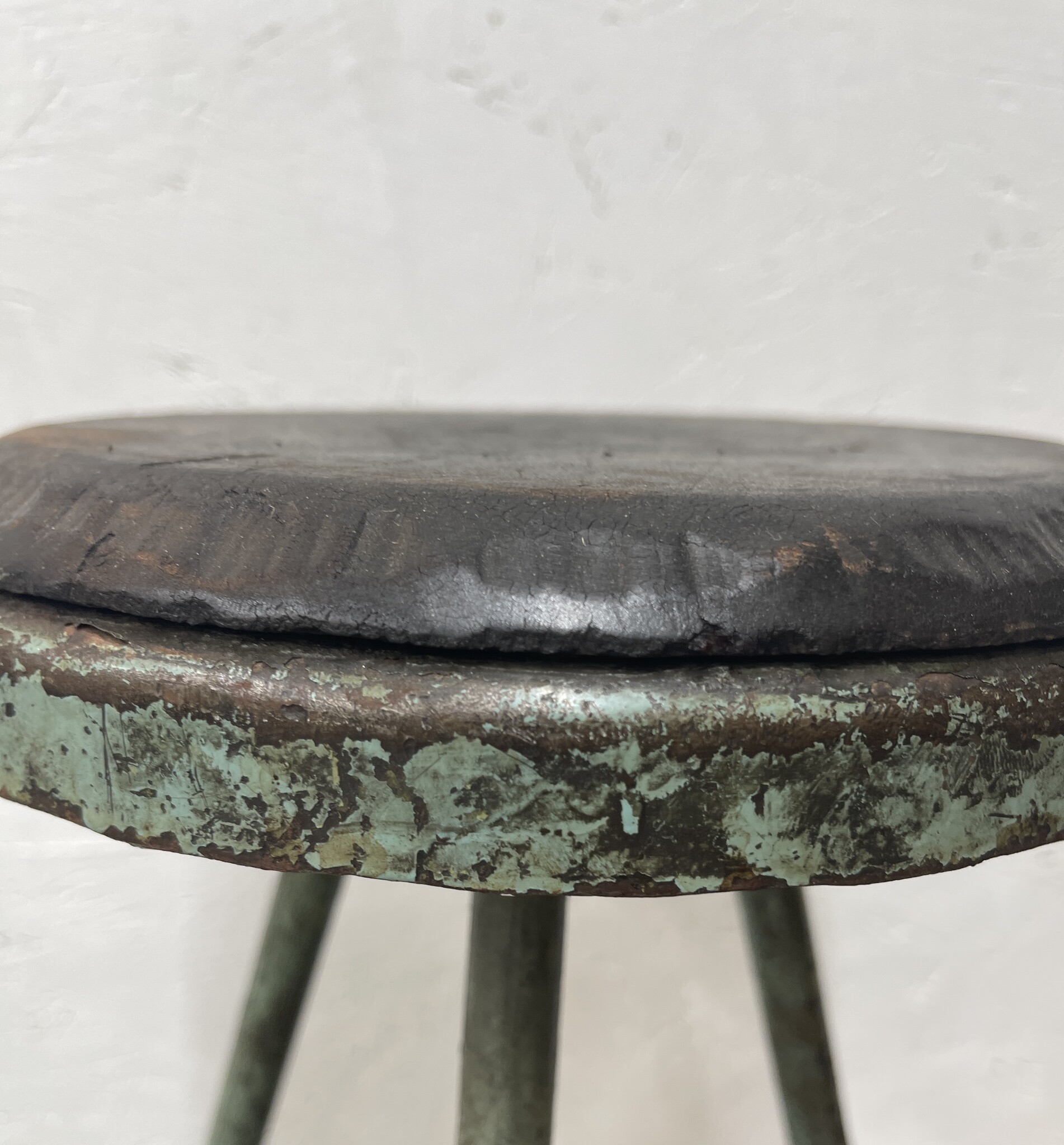 Vintage industriële kruk met leren zitting