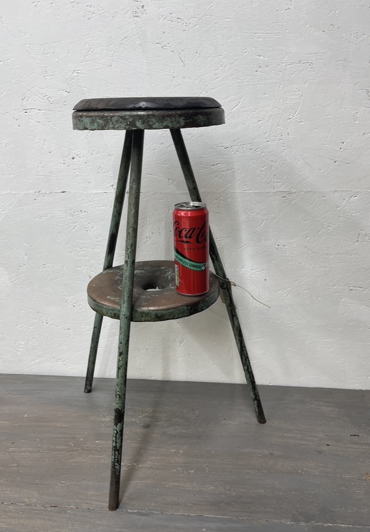 Vintage industriële kruk met leren zitting
