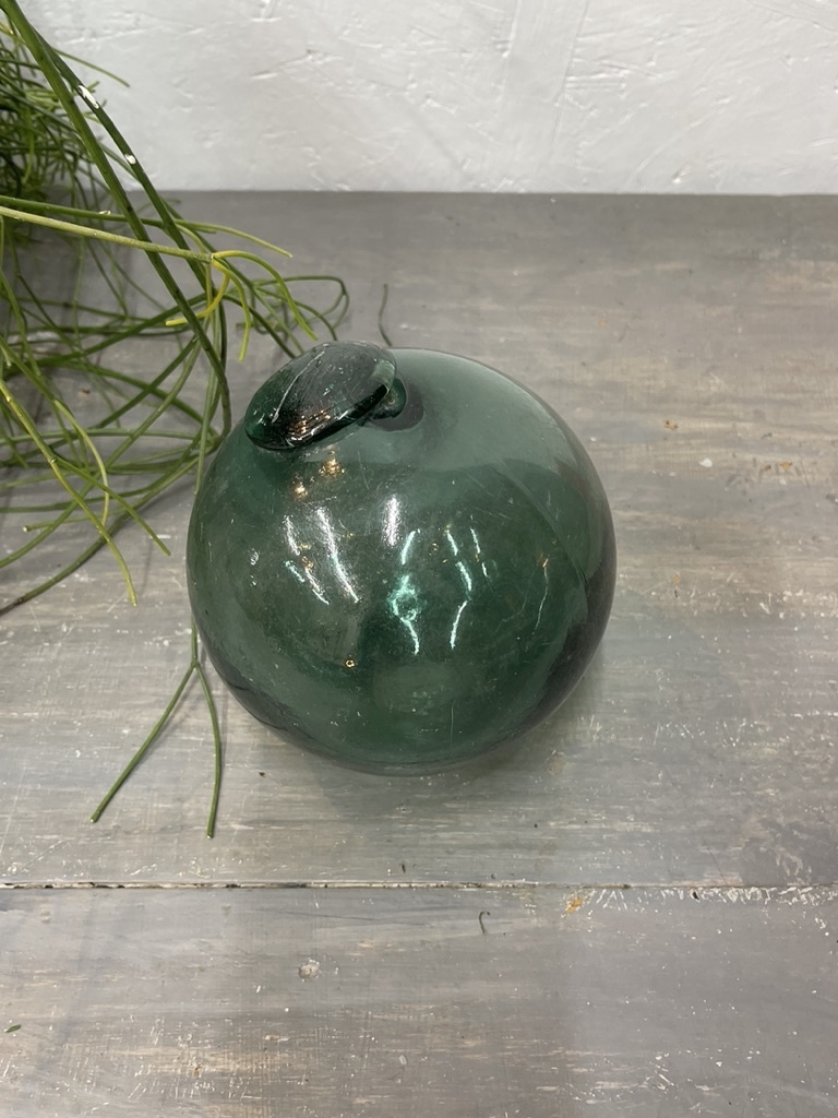 Antieke drijfbal, prachtig groen