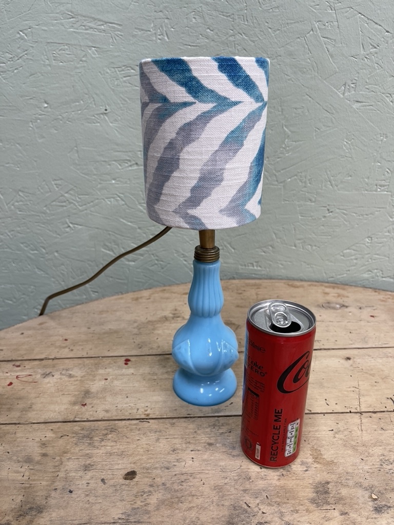 Antieke opaline lampje met kapje met golven
