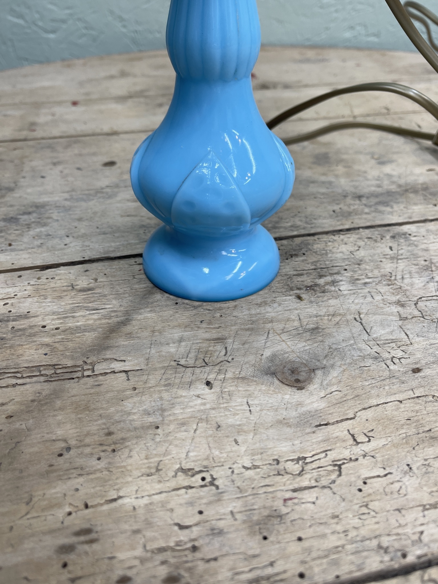 Antieke opaline lampje met kapje met golven