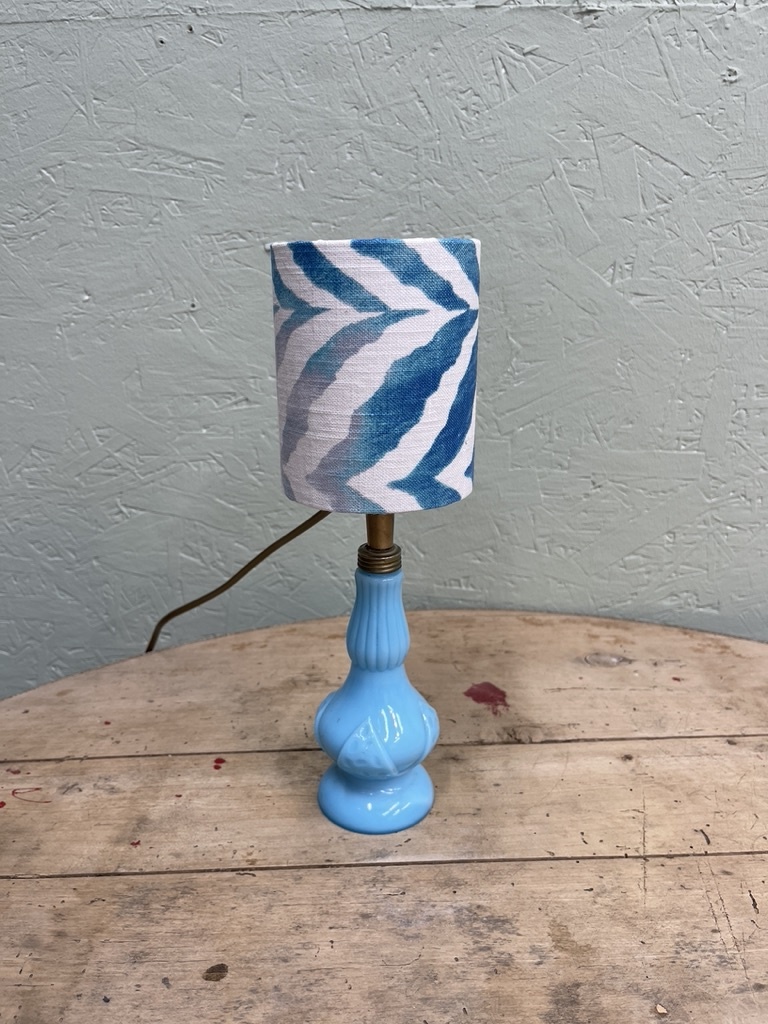 Antieke opaline lampje met kapje met golven