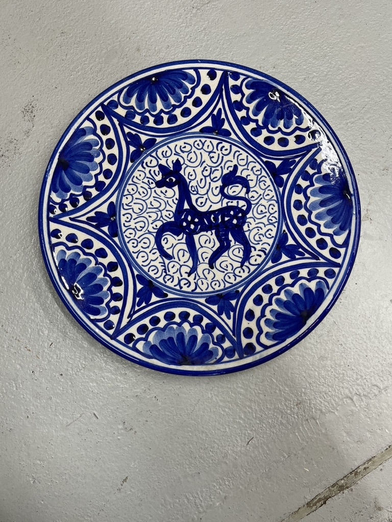 Vintage aardewerk schotel met beest in het midden