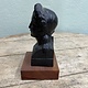 Oud beeld van een dame op een houten console