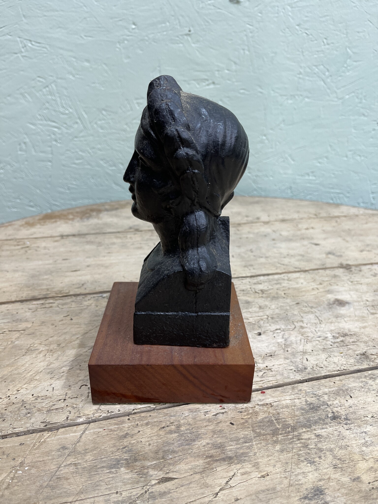 Oud beeld van een dame op een houten console