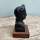 Oud beeld van een dame op een houten console