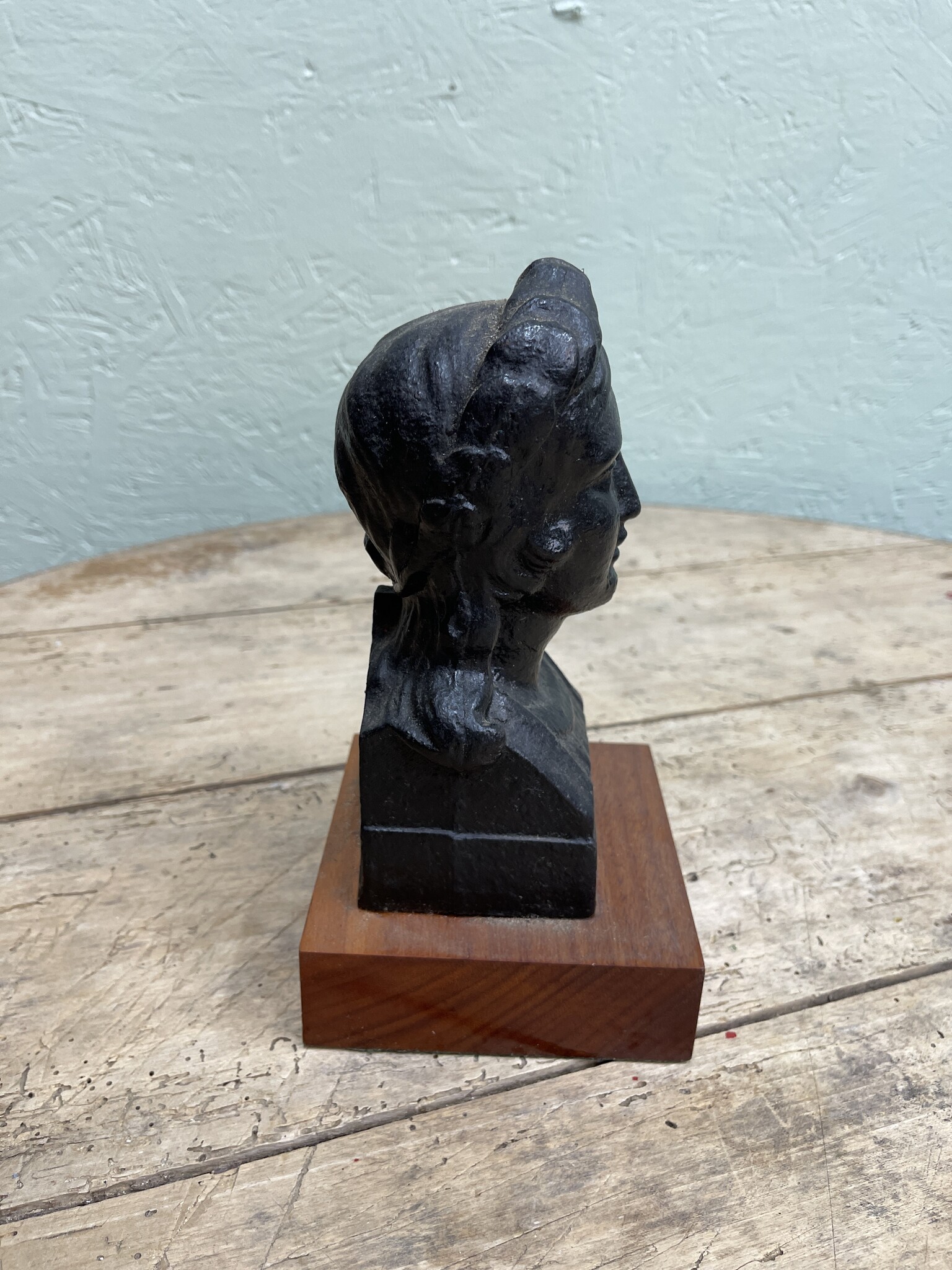 Oud beeld van een dame op een houten console
