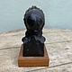 Oud beeld van een dame op een houten console