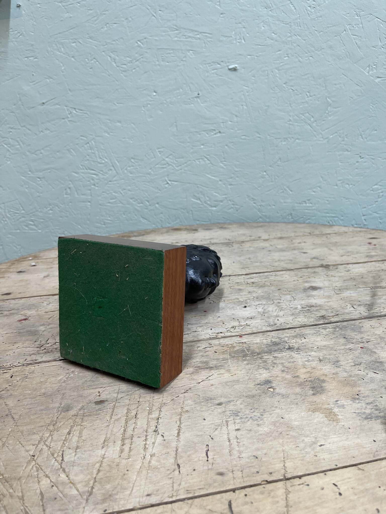 Oud beeld van een dame op een houten console