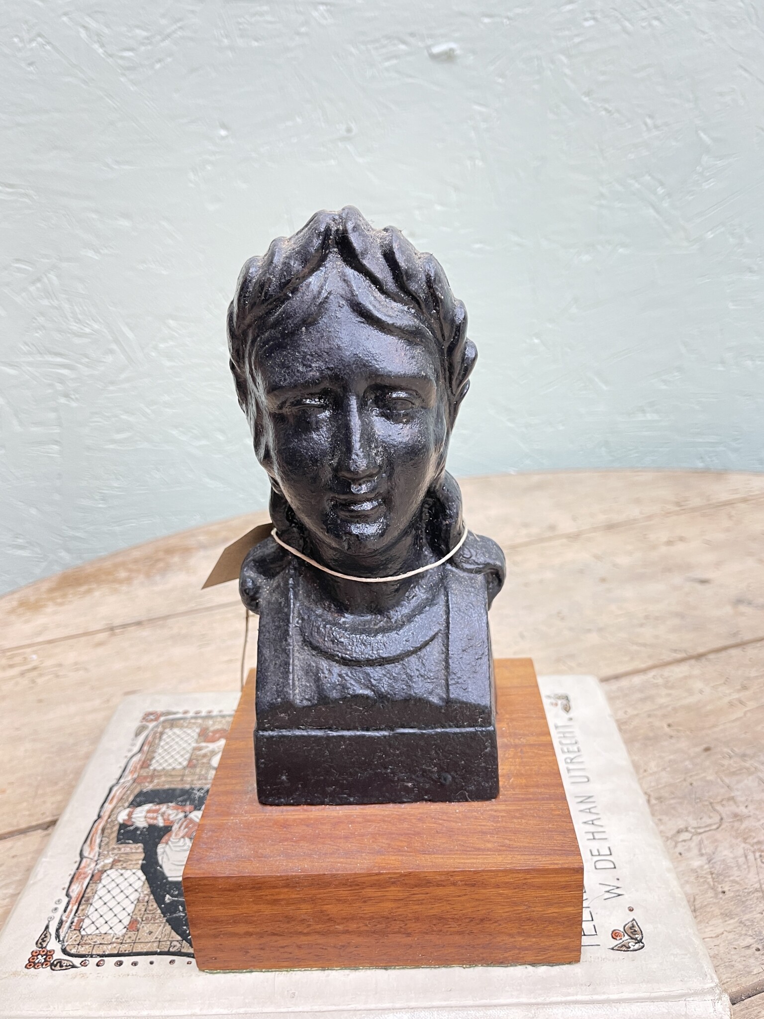 Oud beeld van een dame op een houten console