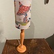 Vintage lampje met lampenkapje met blije aapjes