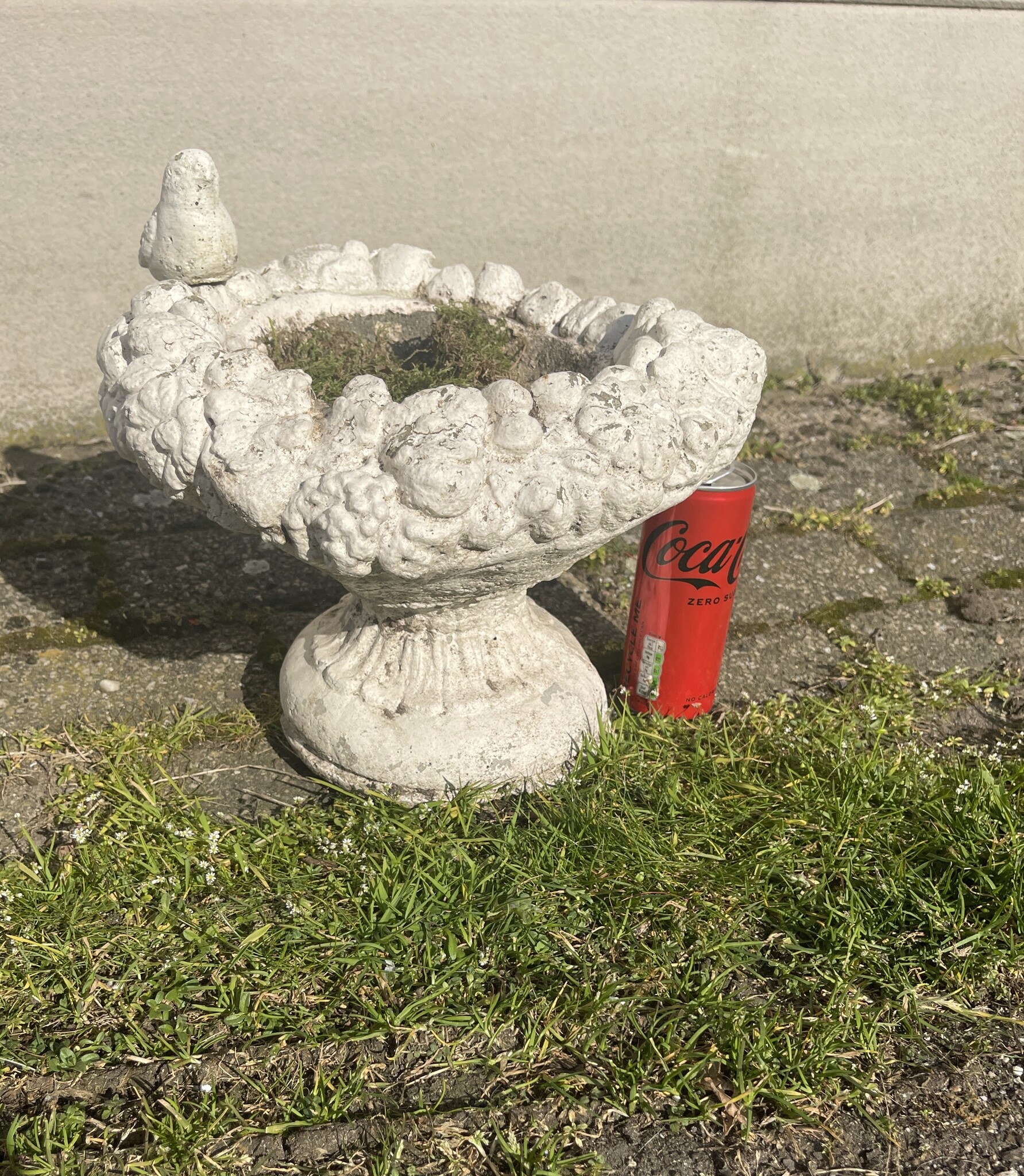 Vintage vogelbadje op een voetje