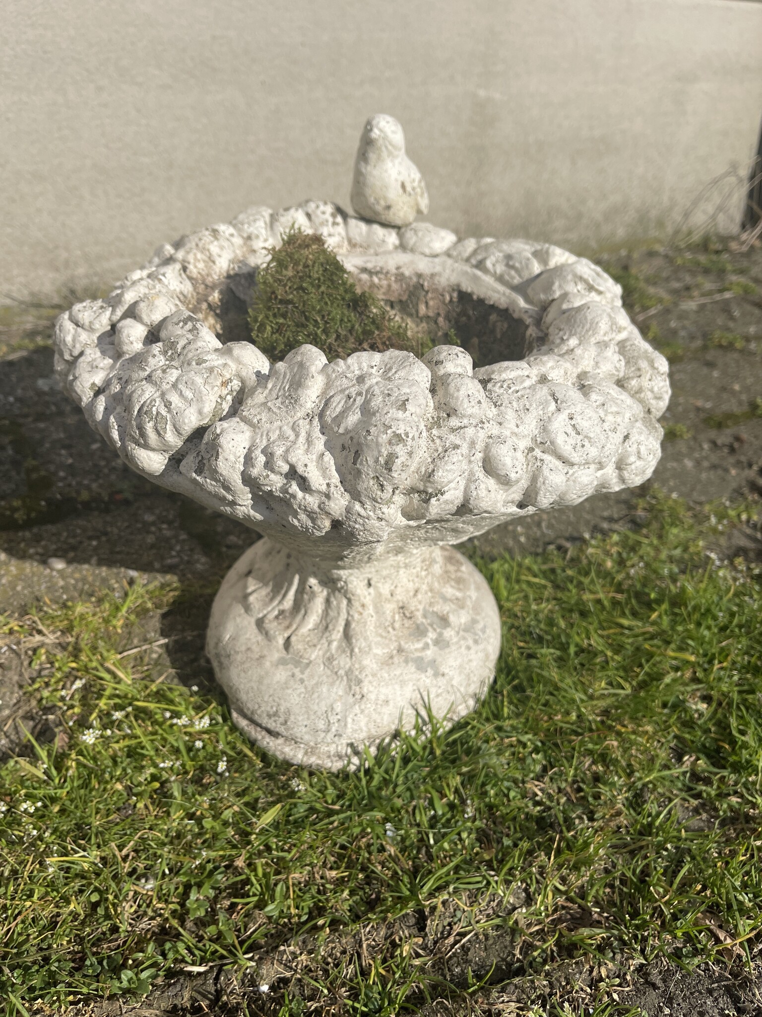 Vintage vogelbadje op een voetje