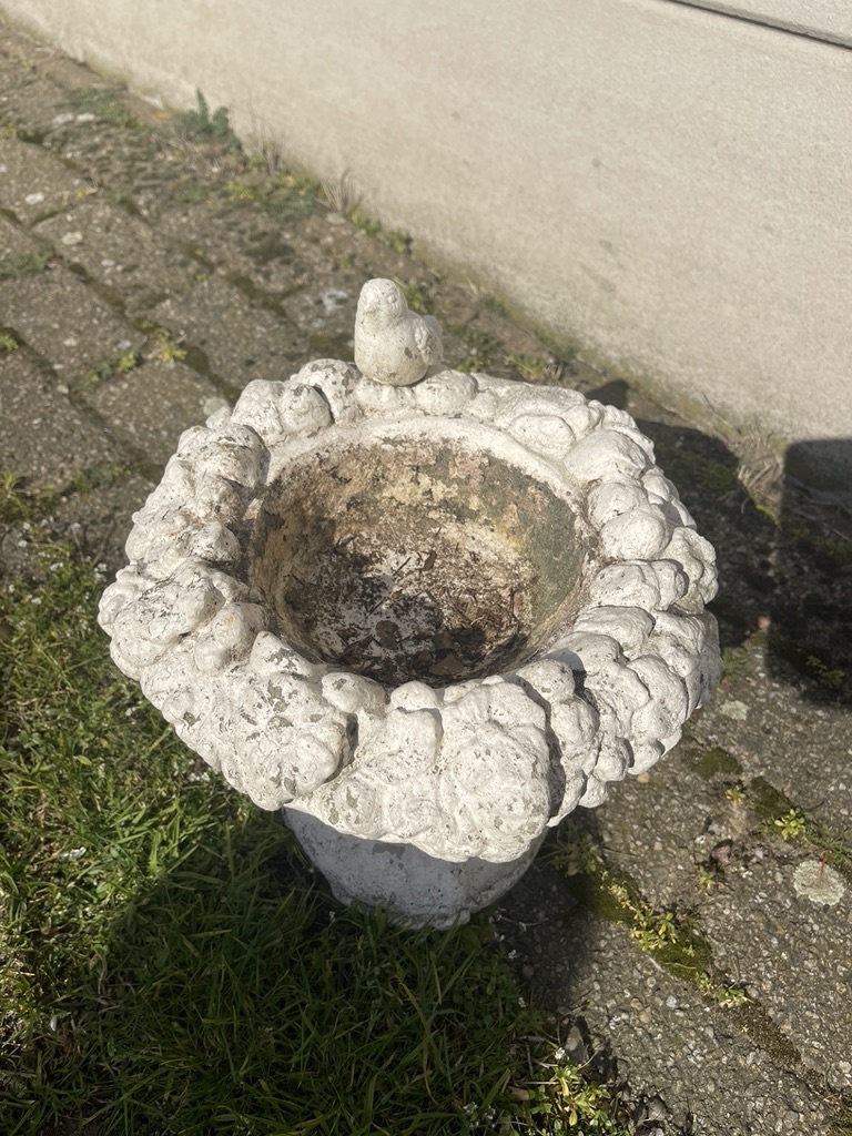 Vintage vogelbadje op een voetje