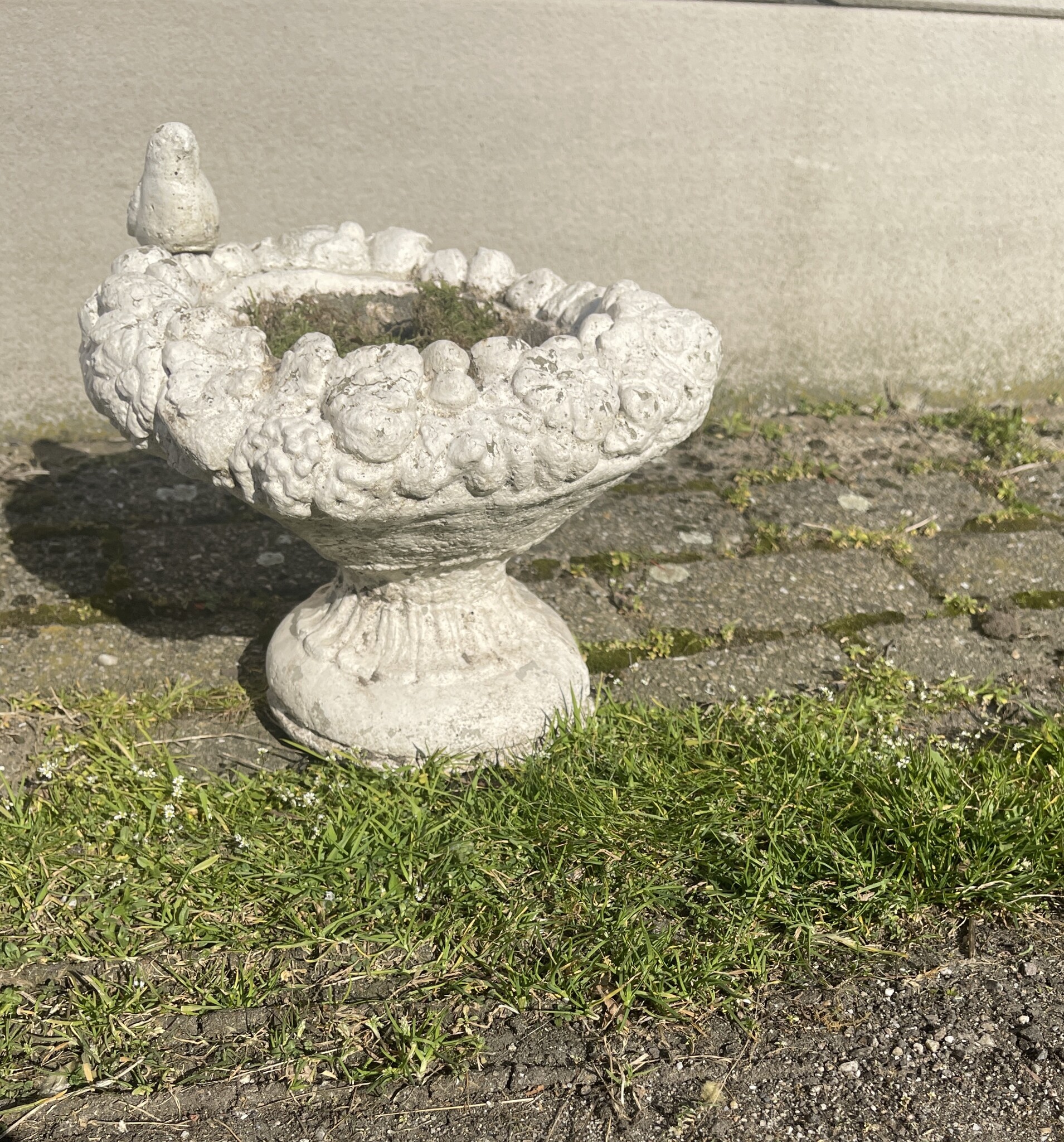 Vintage vogelbadje op een voetje