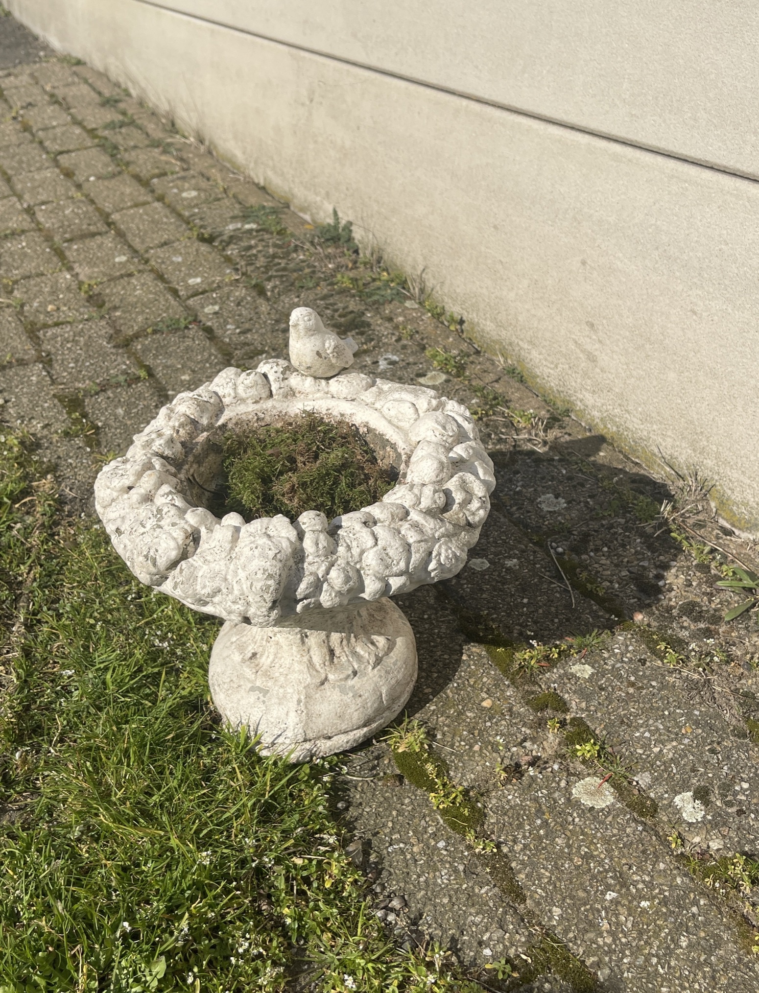 Vintage vogelbadje op een voetje