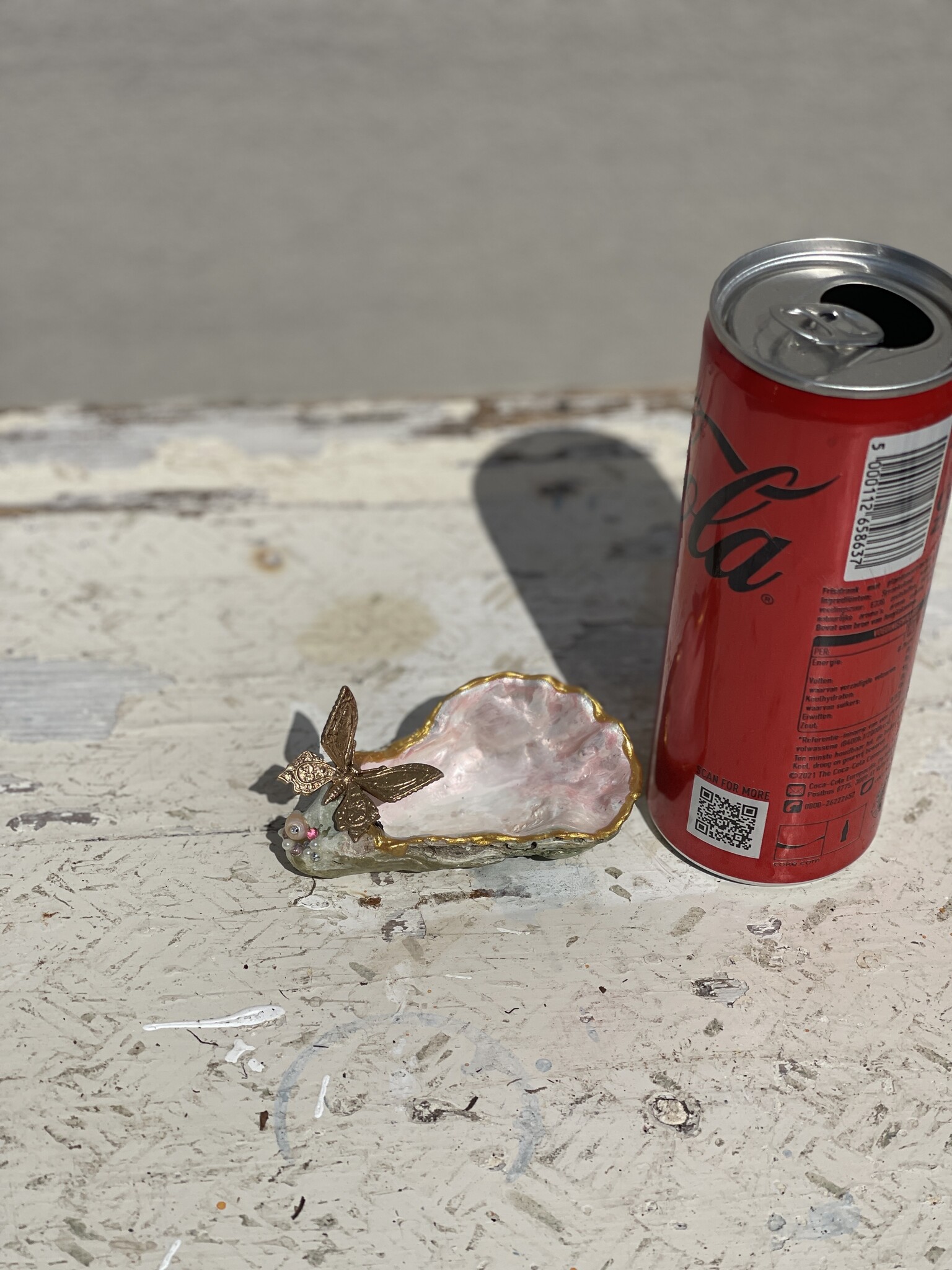 Little dish made from a painted and crafted oyster