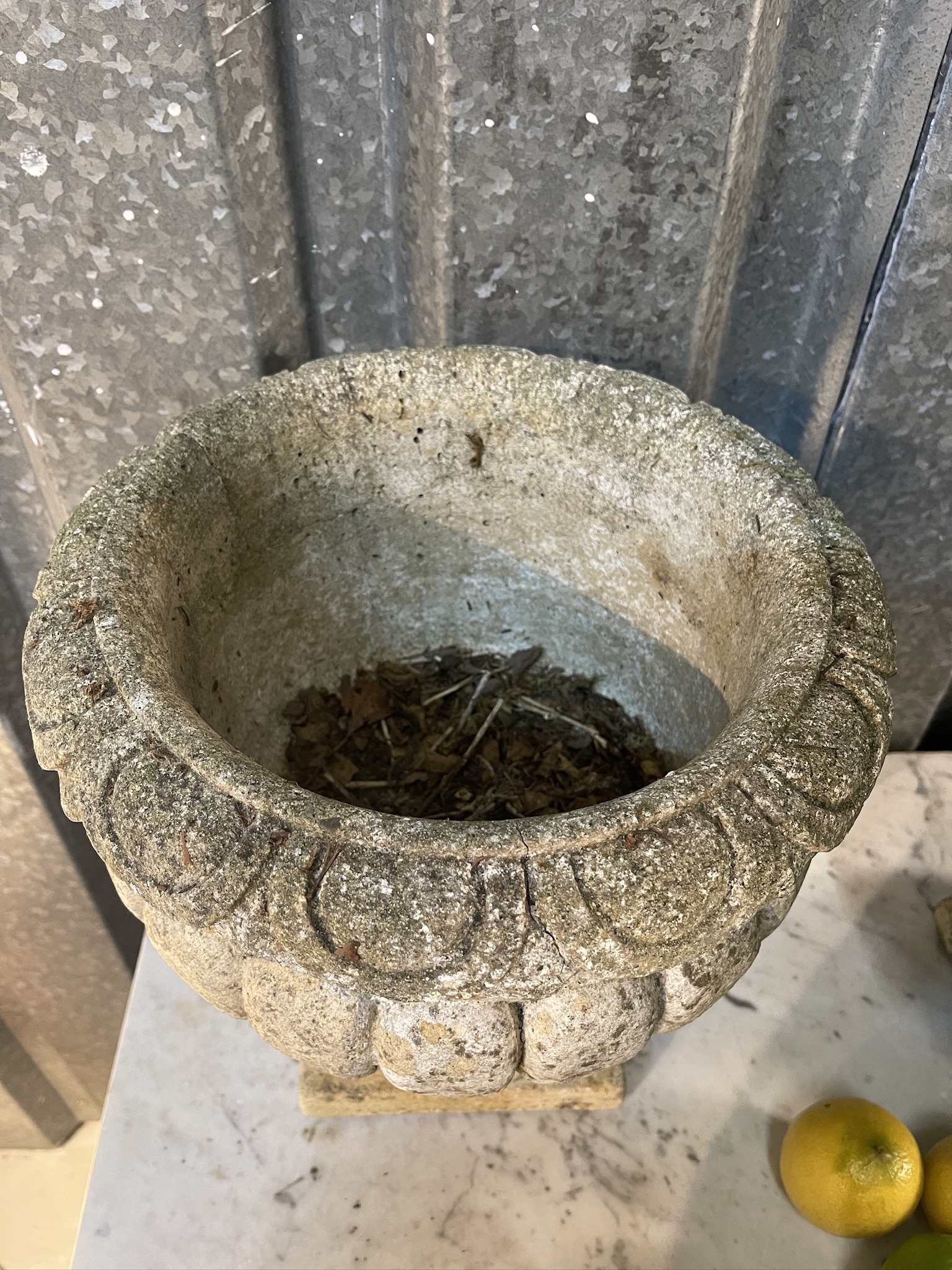 Stel vintage gegoten tuinvazen