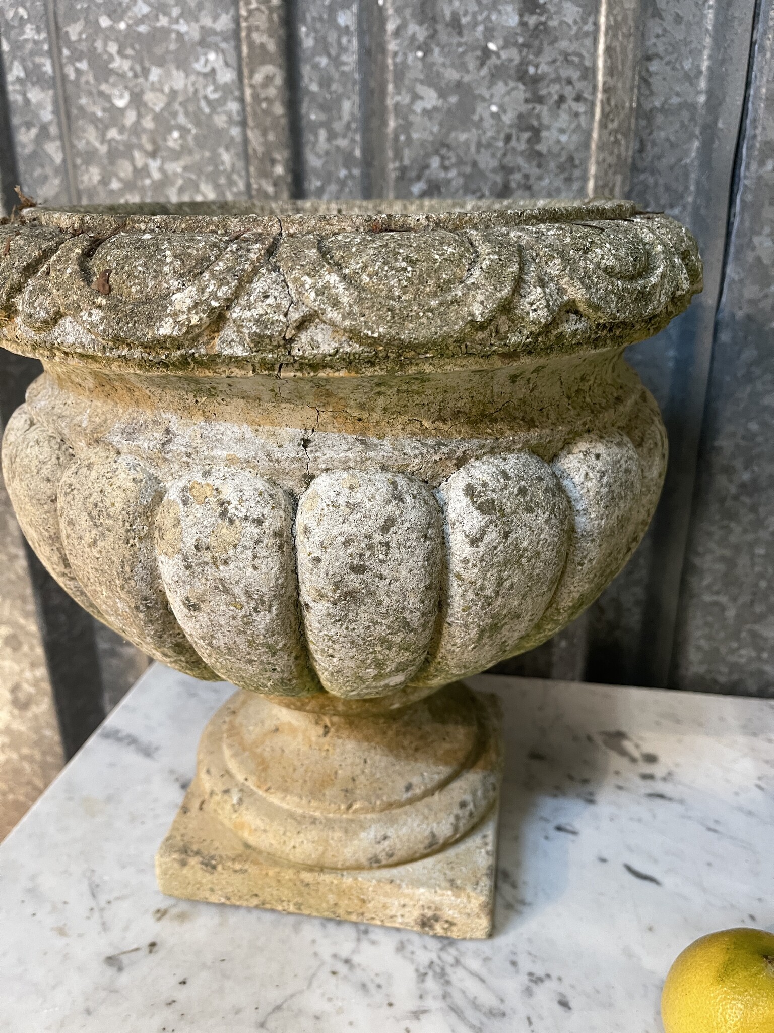 Stel vintage gegoten tuinvazen