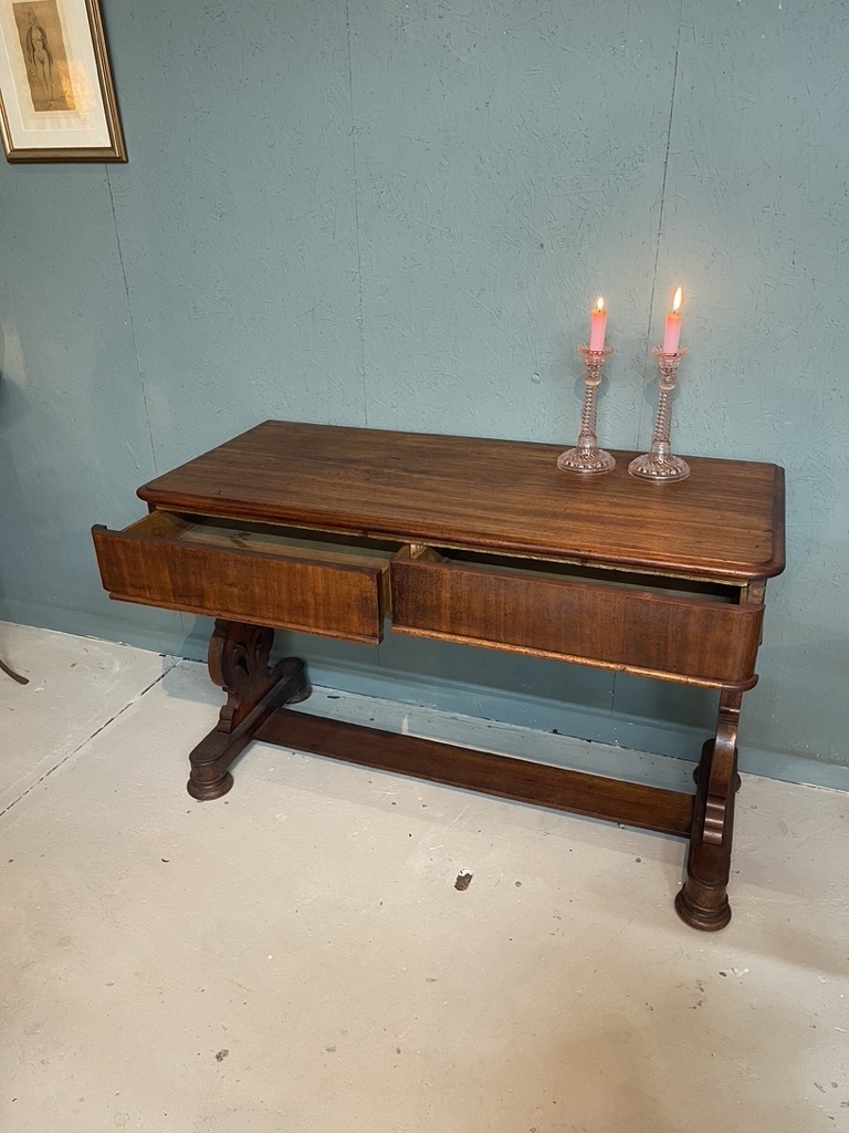 Antieke side table met twee lades