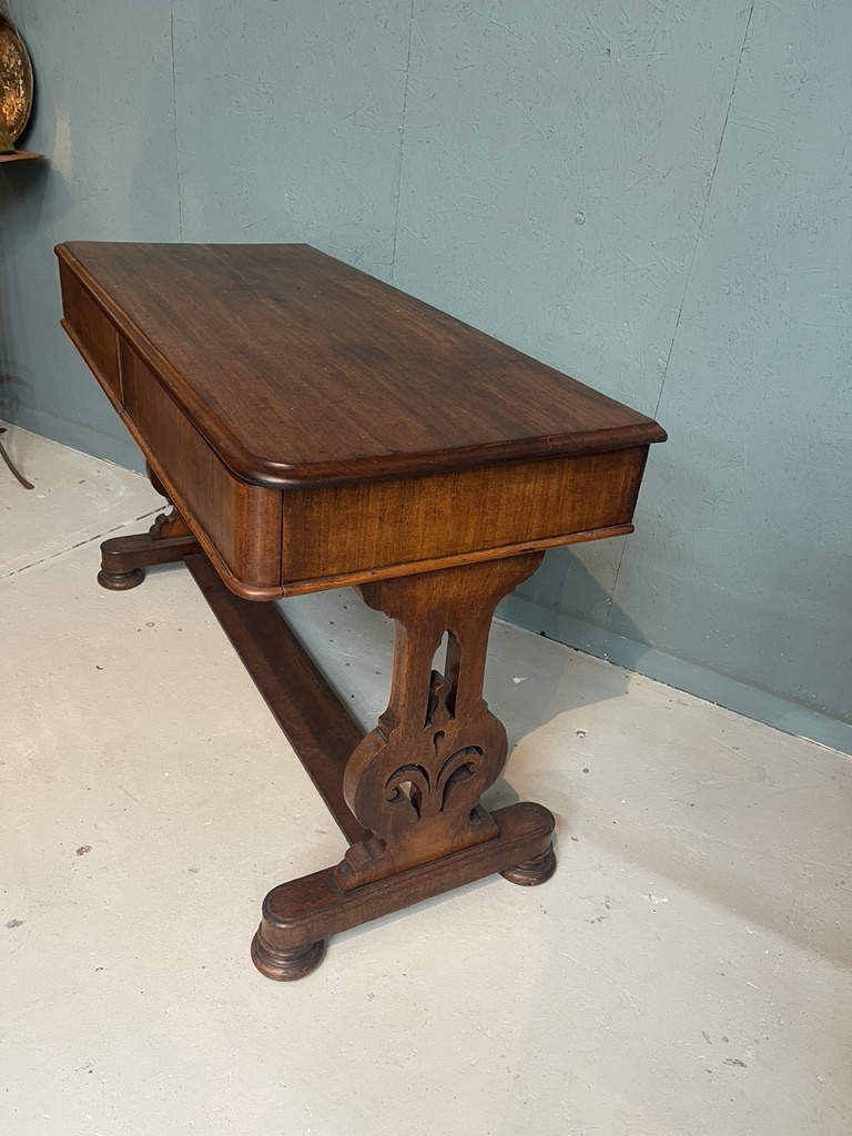 Antieke side table met twee lades