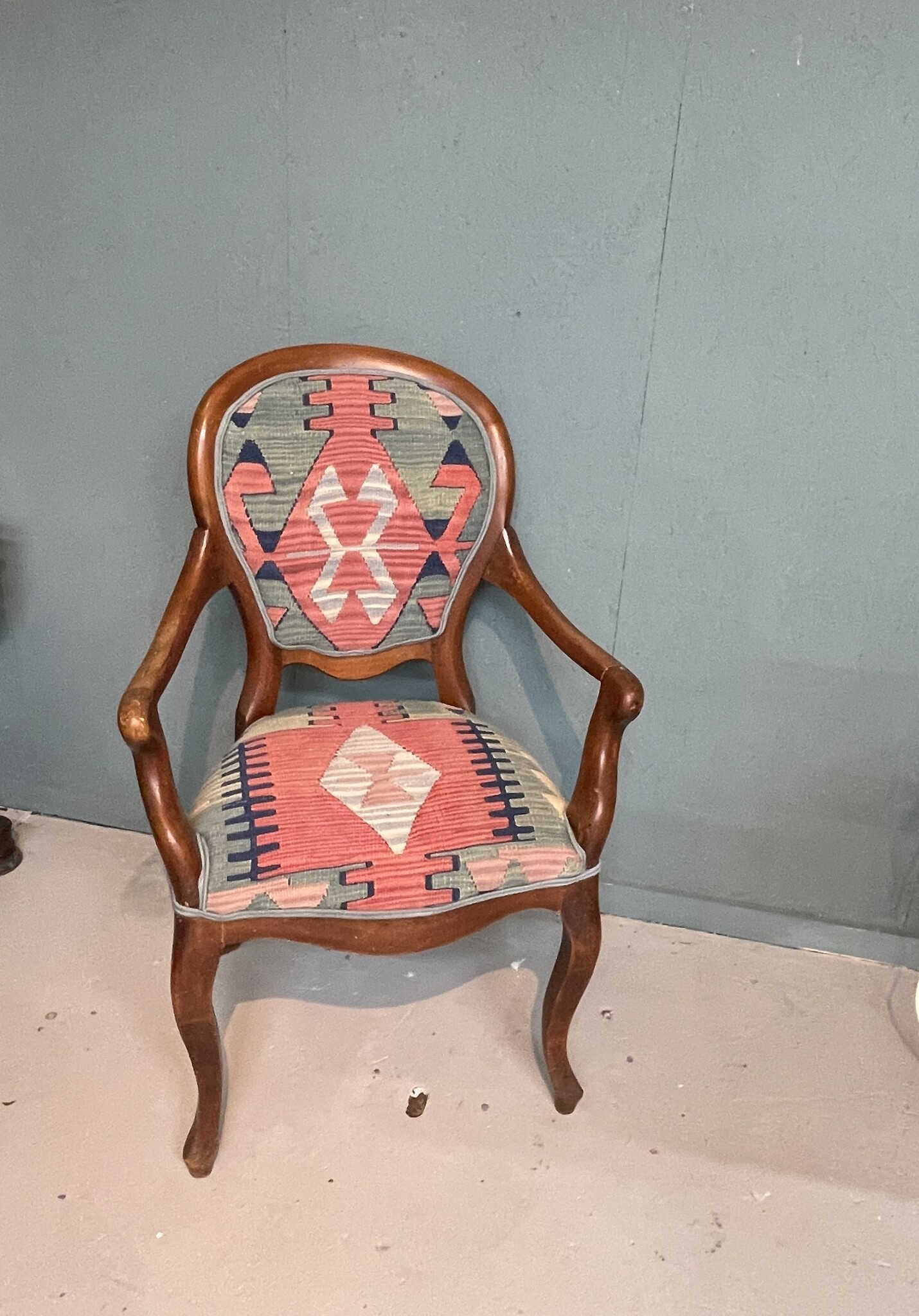 Antieke stoel, opnieuw bekleed met een antieke kelim