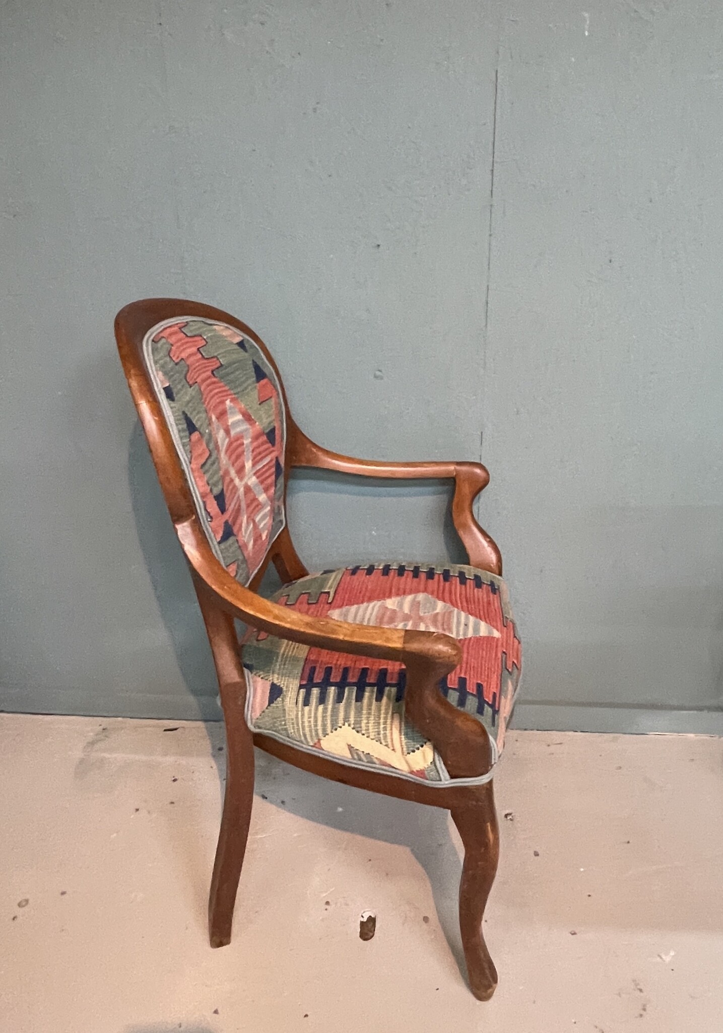 Antieke stoel, opnieuw bekleed met een antieke kelim