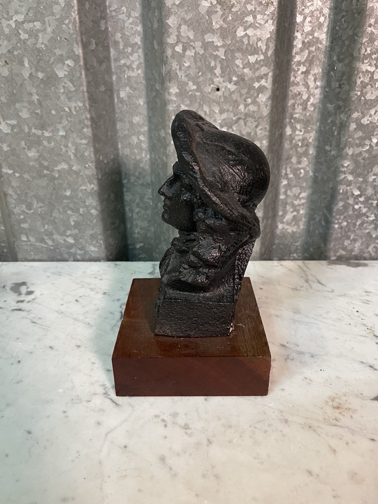 Oud beeld van een voorname man op een houten console