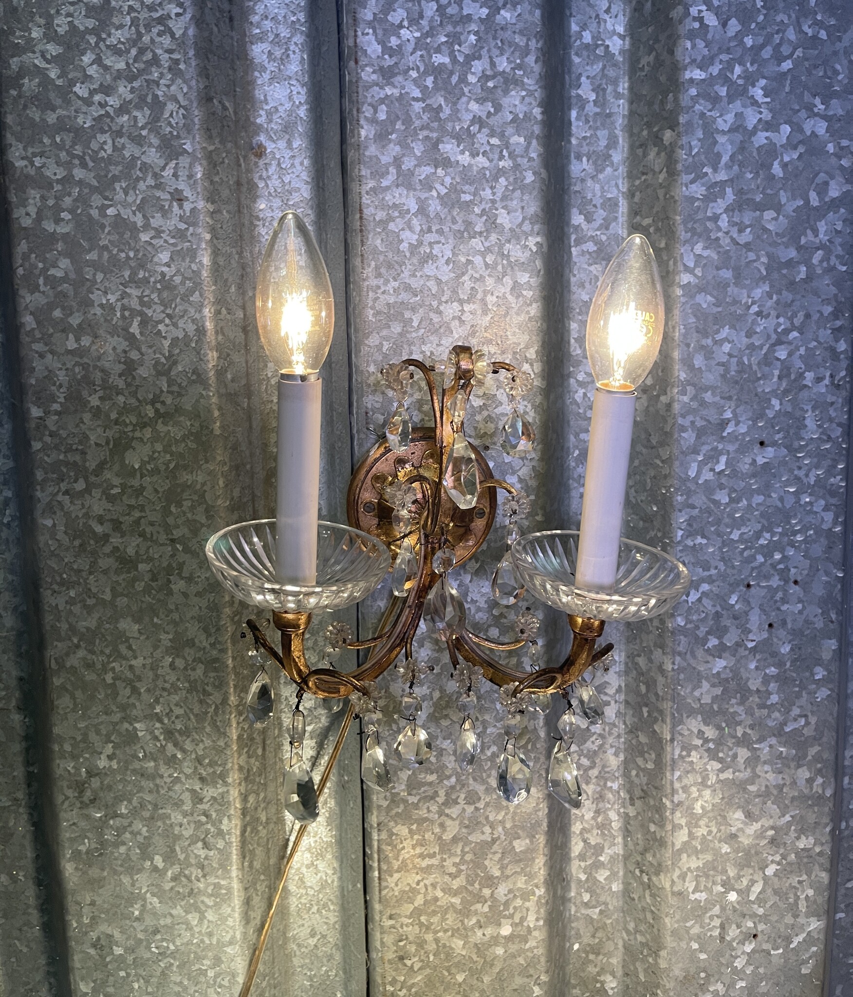 Set van drie vintage wandlampjes met pegels