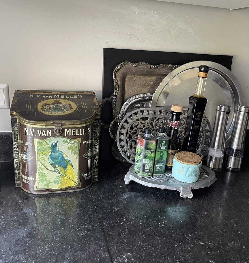 Antique van Melle grocery's tin for toffees