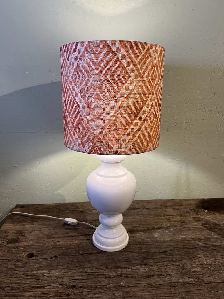 Witte aardewerken lamp, met of zonder kap