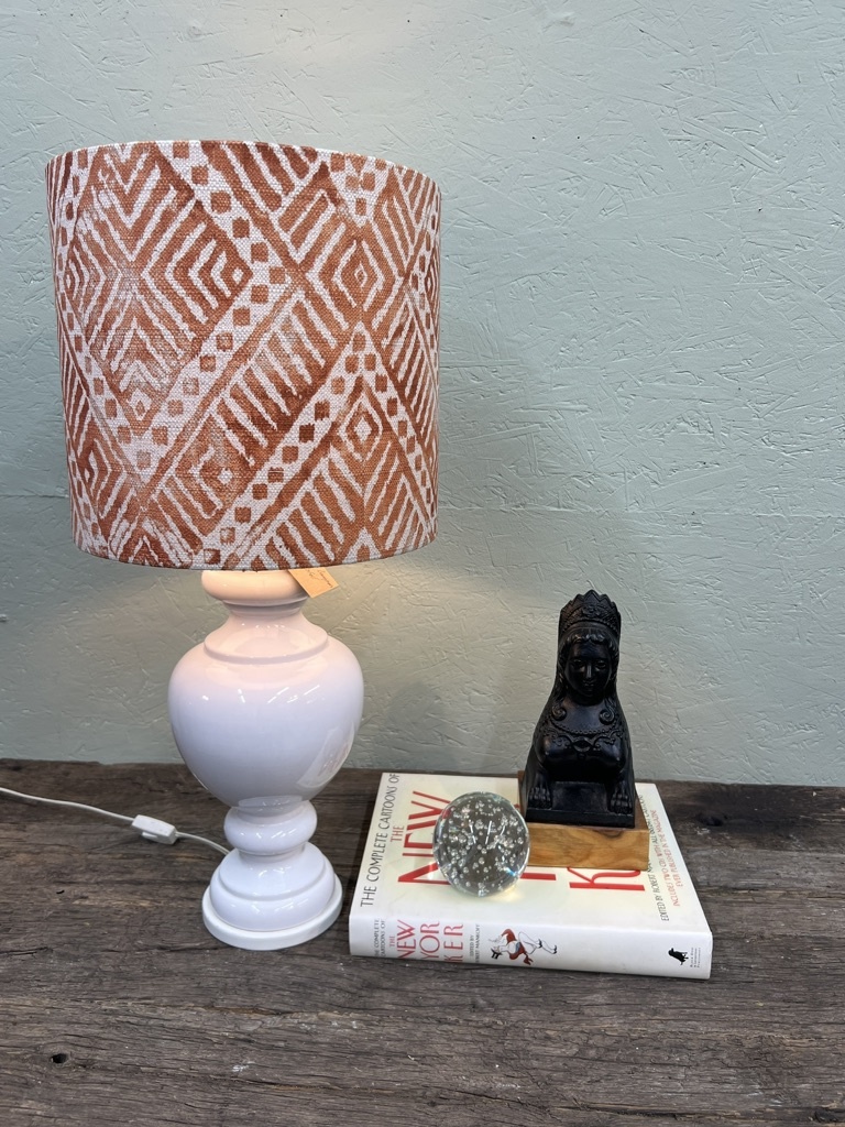 Witte aardewerken lamp, met of zonder kap