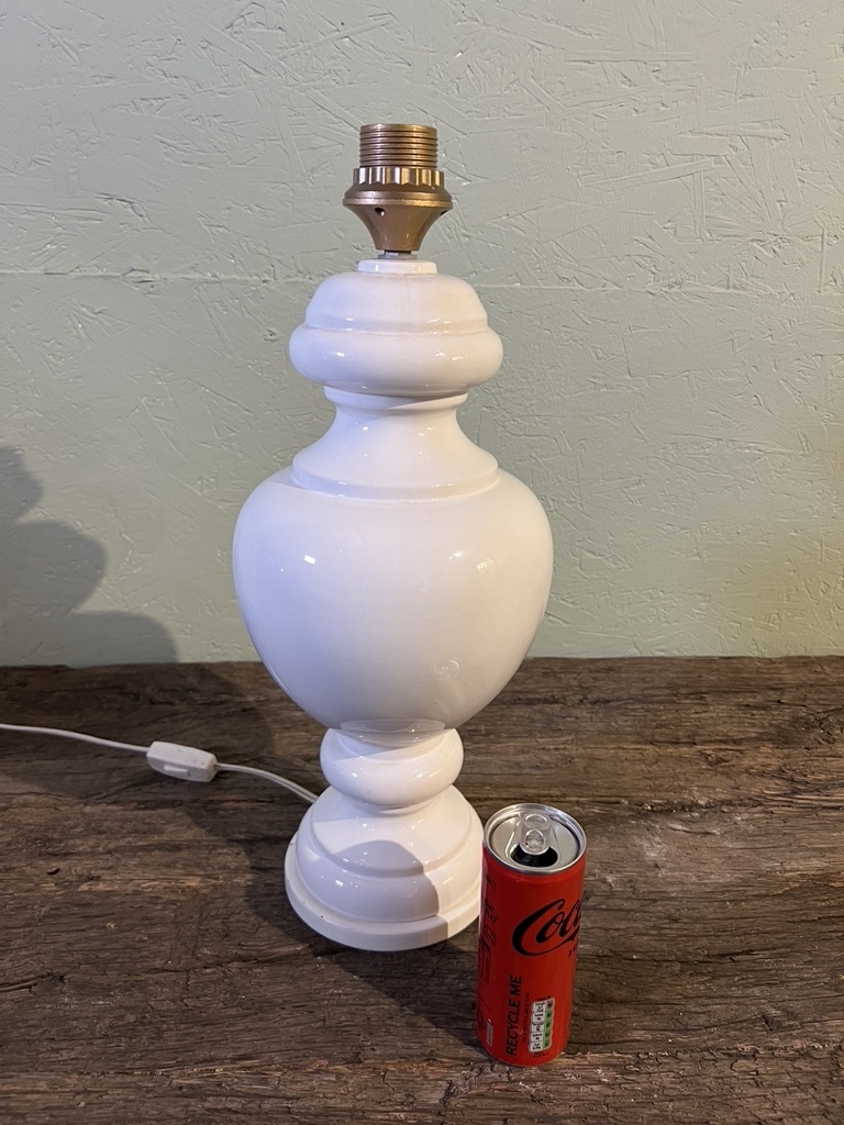 Witte aardewerken lamp, met of zonder kap