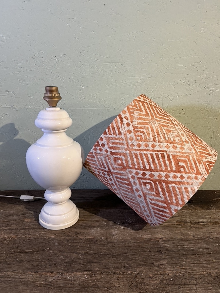 Witte aardewerken lamp, met of zonder kap