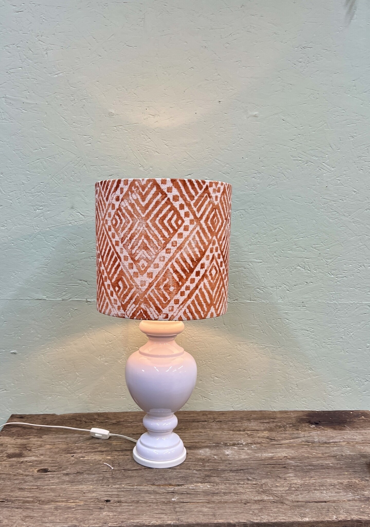 Witte aardewerken lamp, met of zonder kap