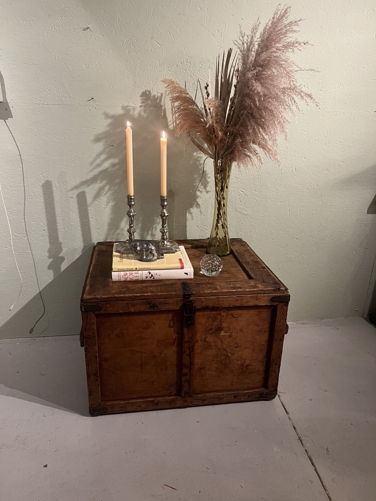 Oude transport kist met ijzeren hoeken en sluiting