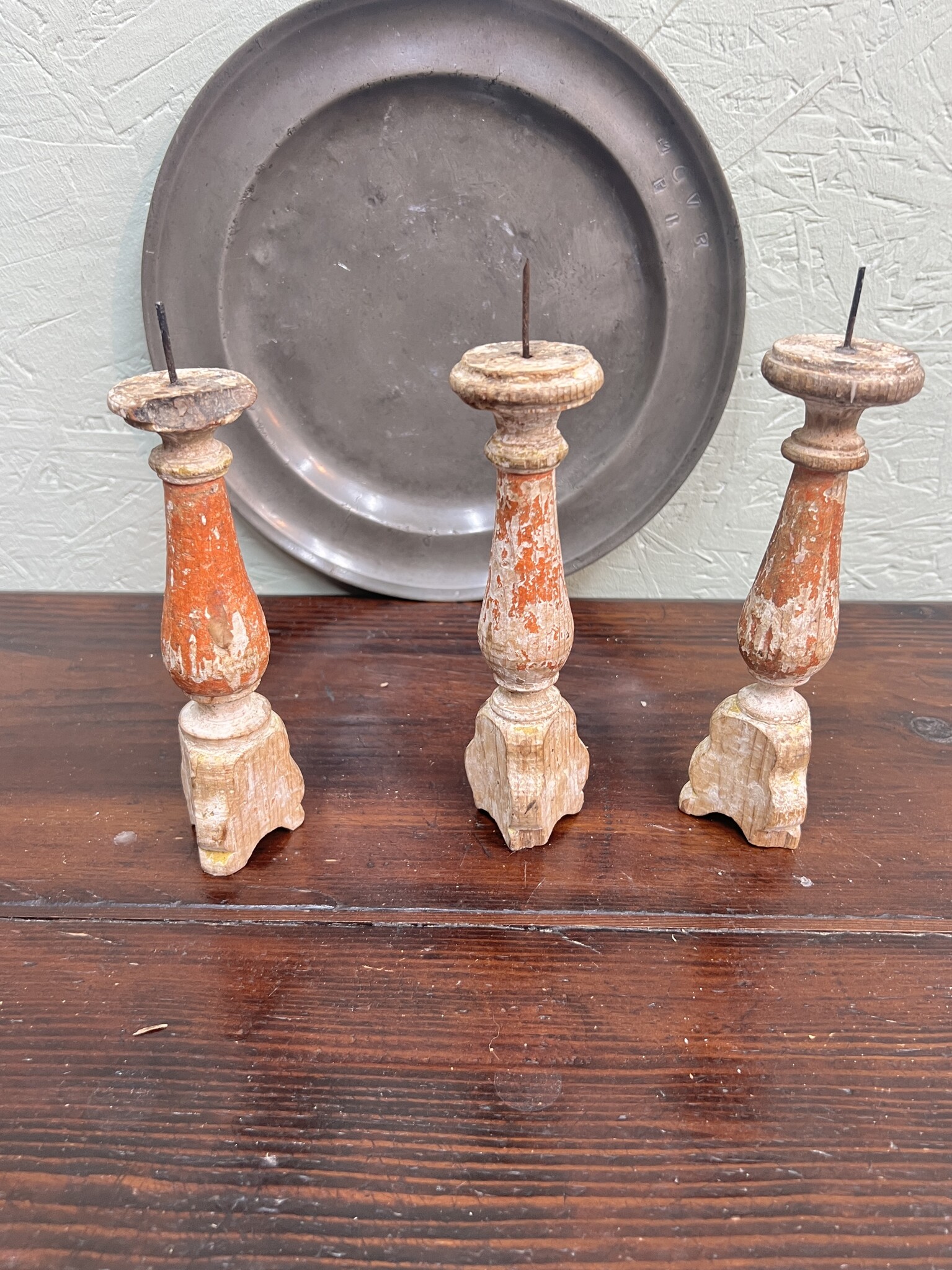 Antieke mini kerkkandelaren met sporen van oude beschildering