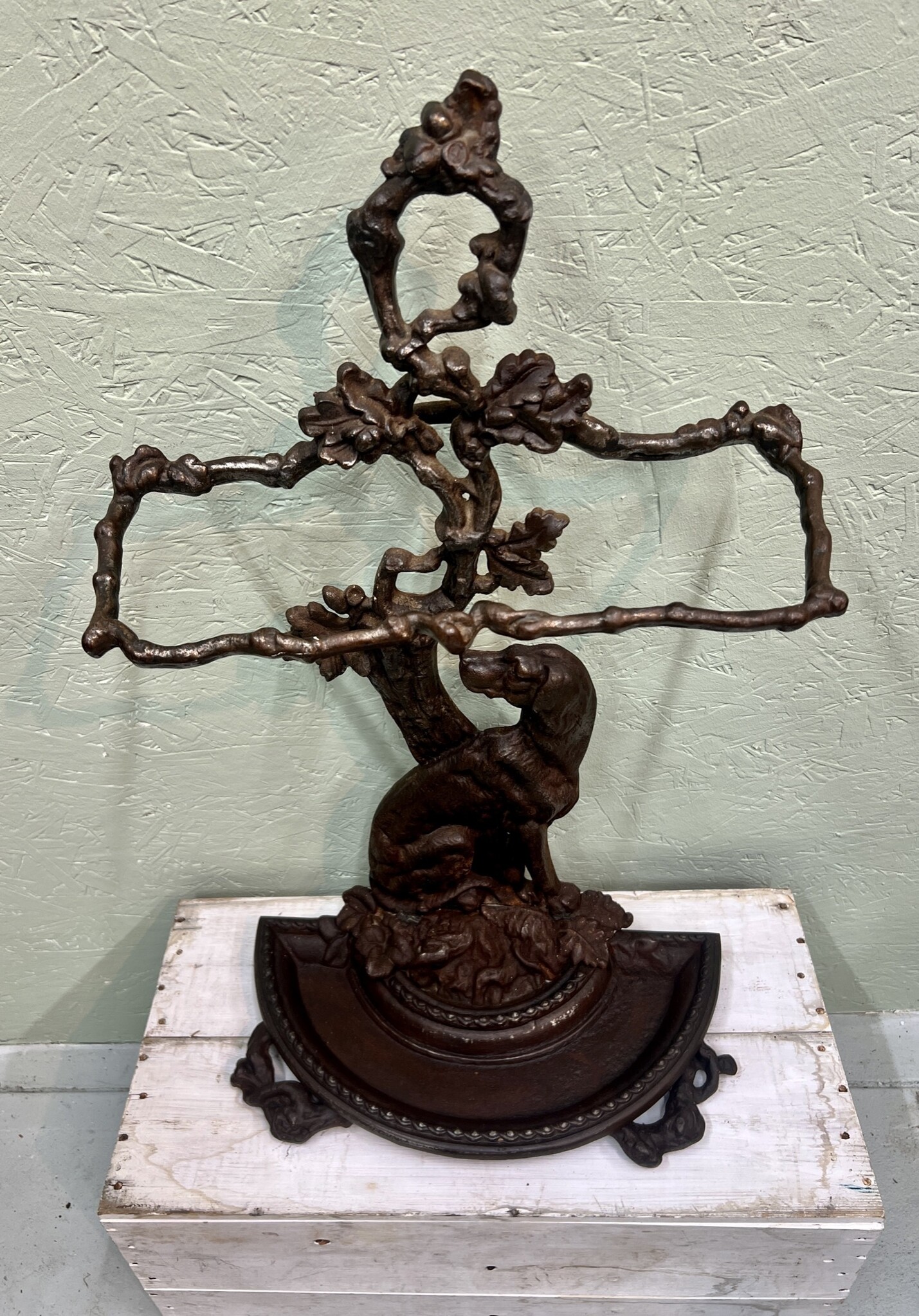 Oude gietijzeren paraplustandaard met lieve hond